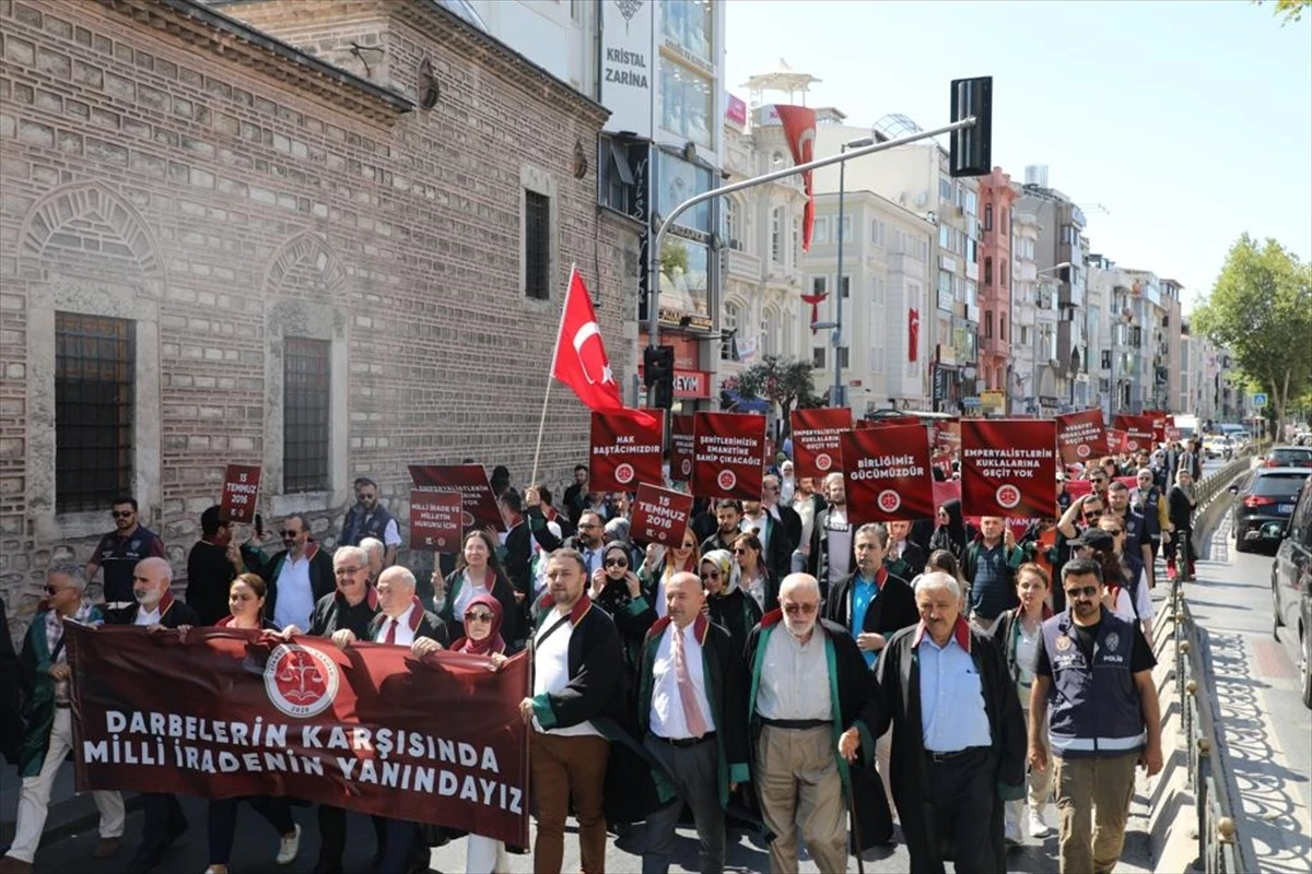 İstanbul 2 Nolu Barosu Üyeleri 15 Temmuz\'u Anma Yürüyüşü Gerçekleştirdi