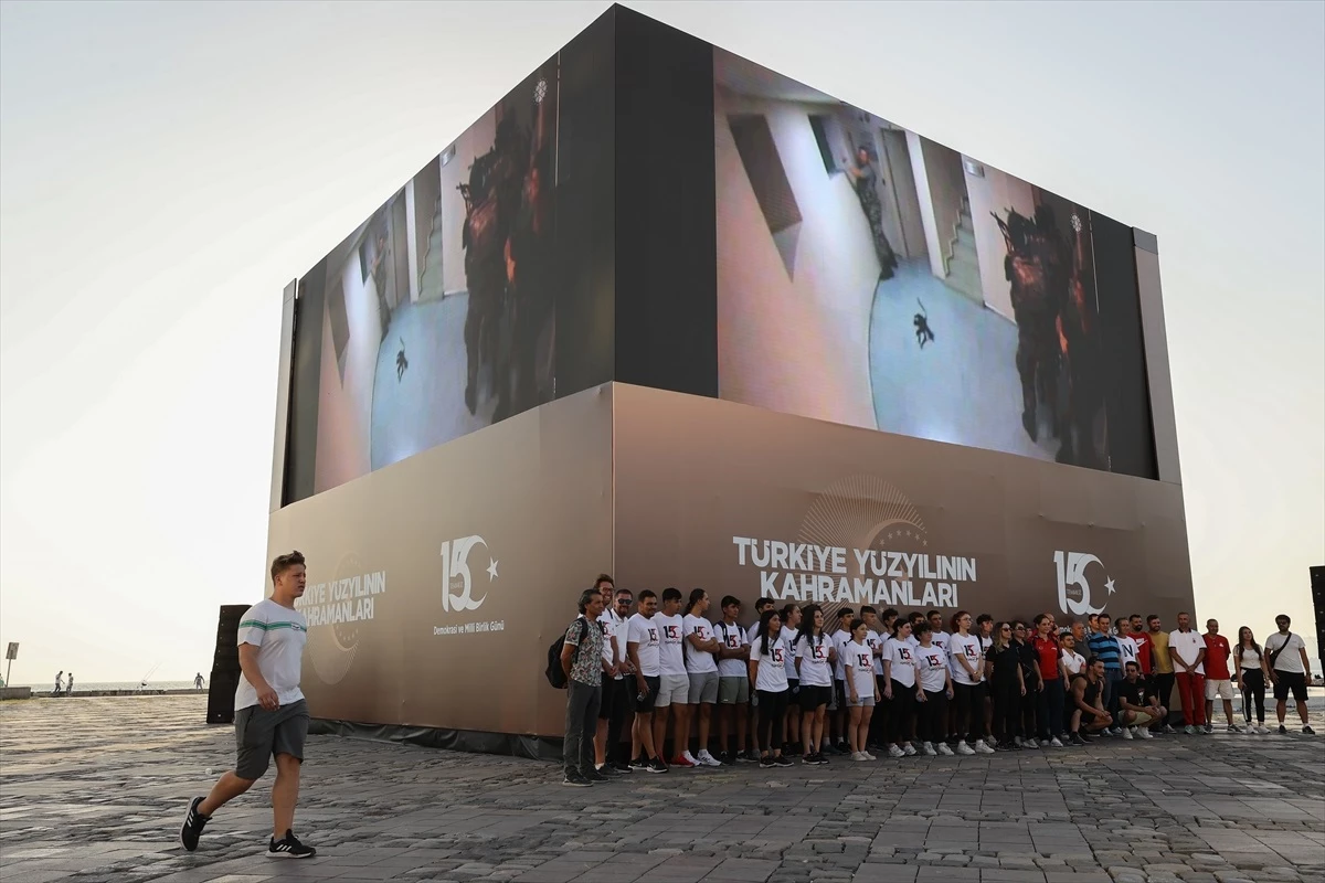 İzmir\'de 15 Temmuz Demokrasi ve Milli Birlik Günü etkinlikleri kapsamında 3 boyutlu LED Kule ve sergi açıldı