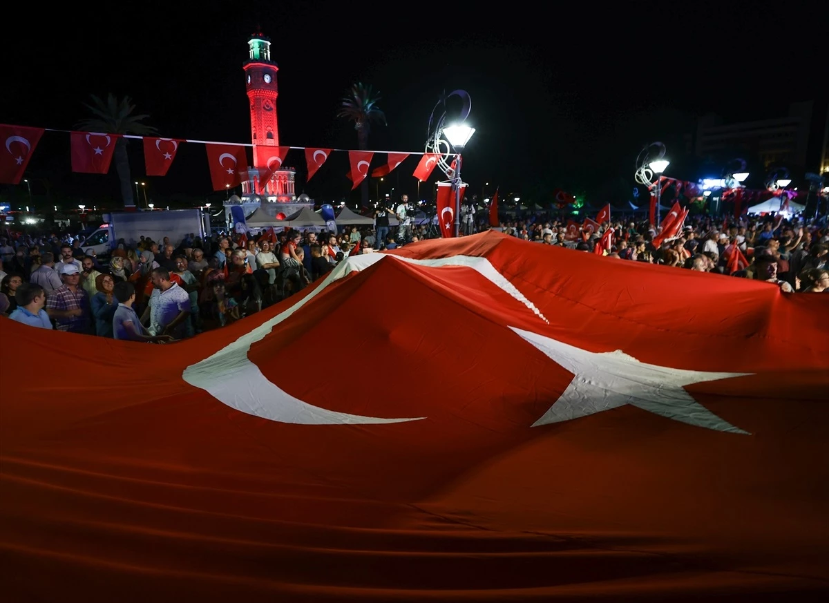 İzmir\'de 15 Temmuz Demokrasi ve Milli Birlik Günü Programı Düzenlendi