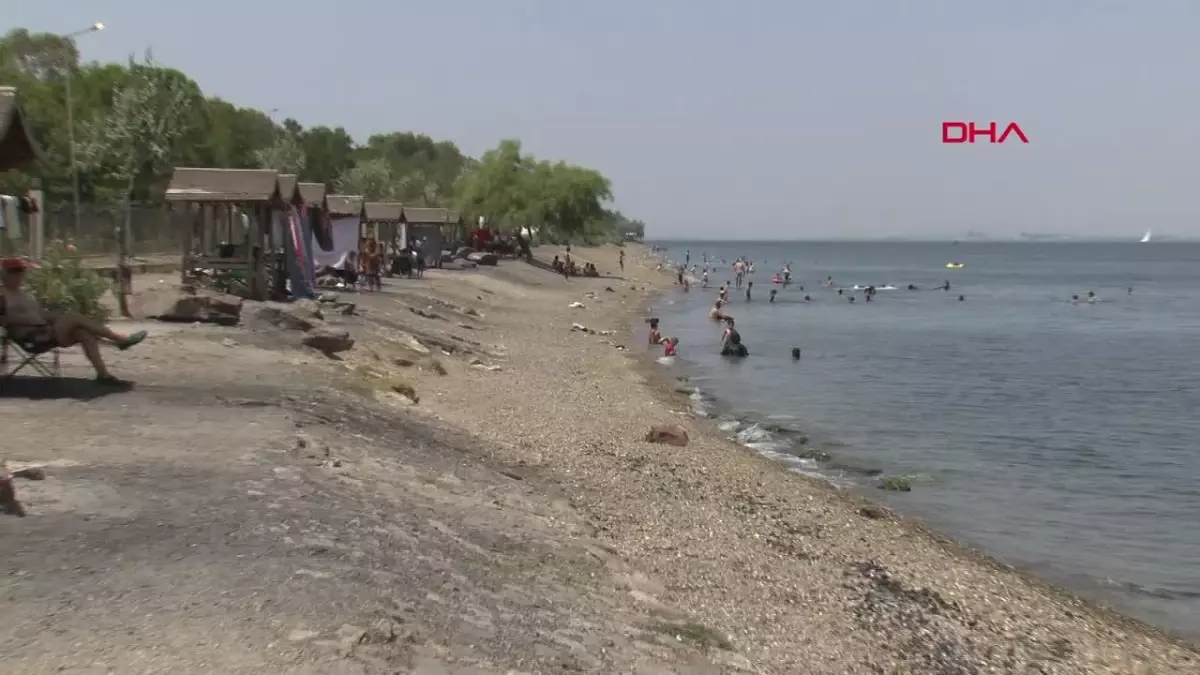 İzmir\'de Sıcak Hava Etkisini Gösteriyor: Denize Girenler ve Ağaç Gölgesinde Serinleyenler