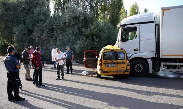 Kamyon çarptığı ticari taksiyi sürükledi: 4 ölü Kamyon çarptığı ticari taksiyi sürükledi: 4 ölü