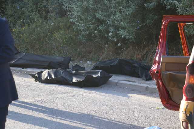 Kamyon çarptığı ticari taksiyi sürükledi: 4 ölü Kamyon çarptığı ticari taksiyi sürükledi: 4 ölü
