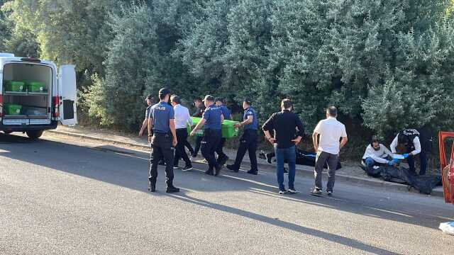 Kamyon çarptığı ticari taksiyi sürükledi: 4 ölü Kamyon çarptığı ticari taksiyi sürükledi: 4 ölü