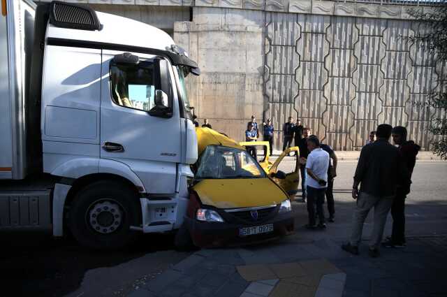 Kamyon çarptığı ticari taksiyi sürükledi: 4 ölü Kamyon çarptığı ticari taksiyi sürükledi: 4 ölü