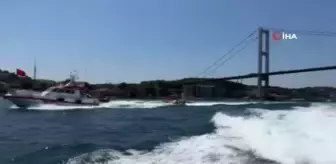 Kıyı Emniyeti, şehitler ve gaziler için İstanbul Boğazı'nda gösteri yaptı