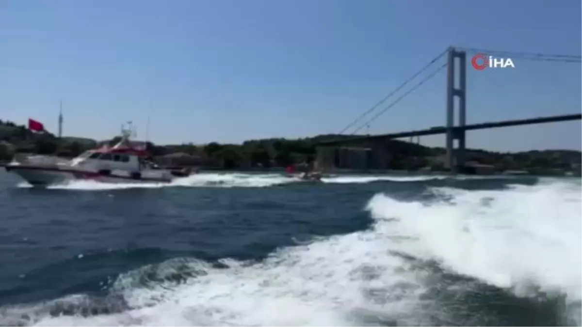 Kıyı Emniyeti, şehitler ve gaziler için İstanbul Boğazı'nda gösteri yaptı