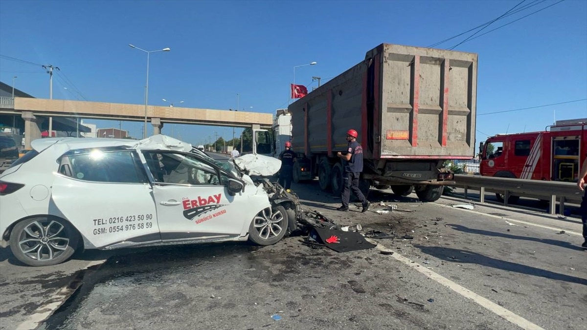 Gebze\'de emniyet şeridindeki kamyonete çarpan otomobilin sürücüsü hastaneye kaldırıldı