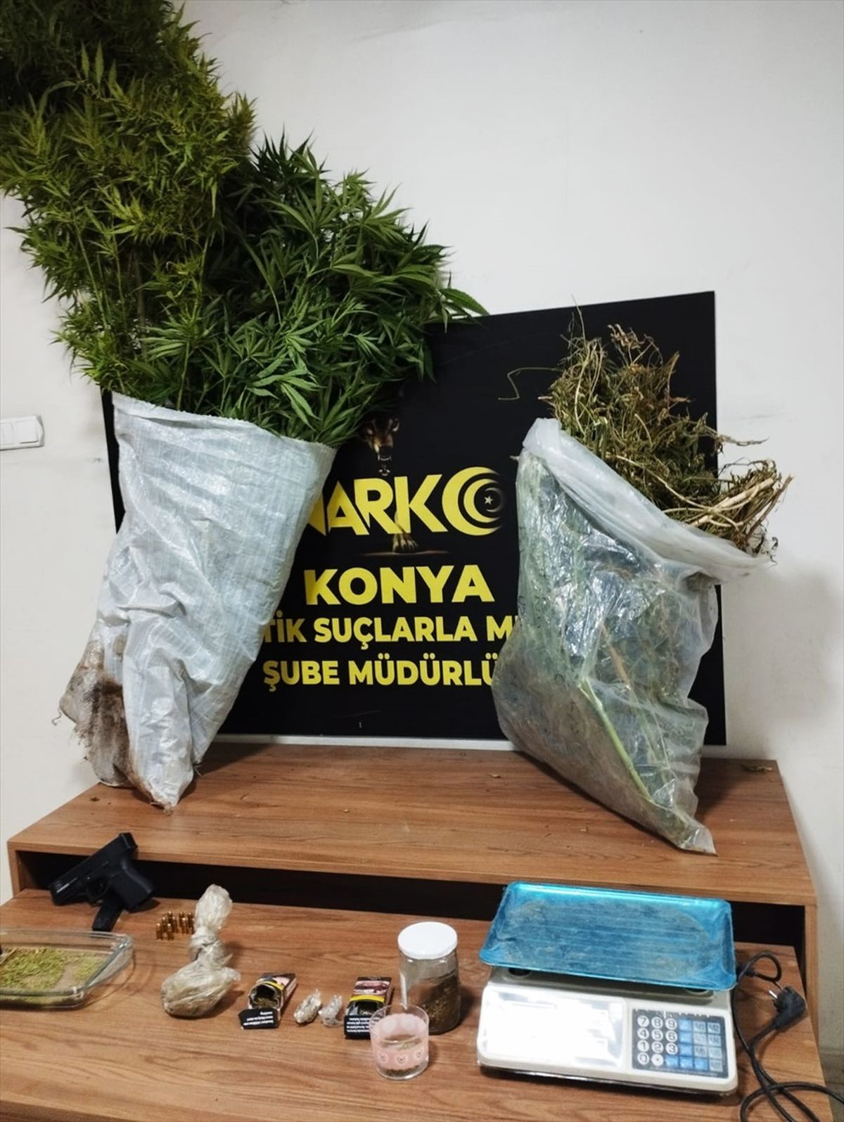 Konya\'da uyuşturucu operasyonunda gözaltına alınan şüpheli tutuklandı