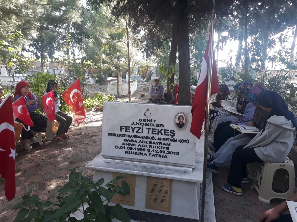 Manisa\'da Bereketli Camisi Kur\'an Kursu öğrencileri şehit mezarını ziyaret etti