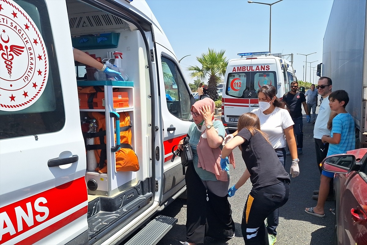 Manisa\'da zincirleme trafik kazası: 2 yaralı