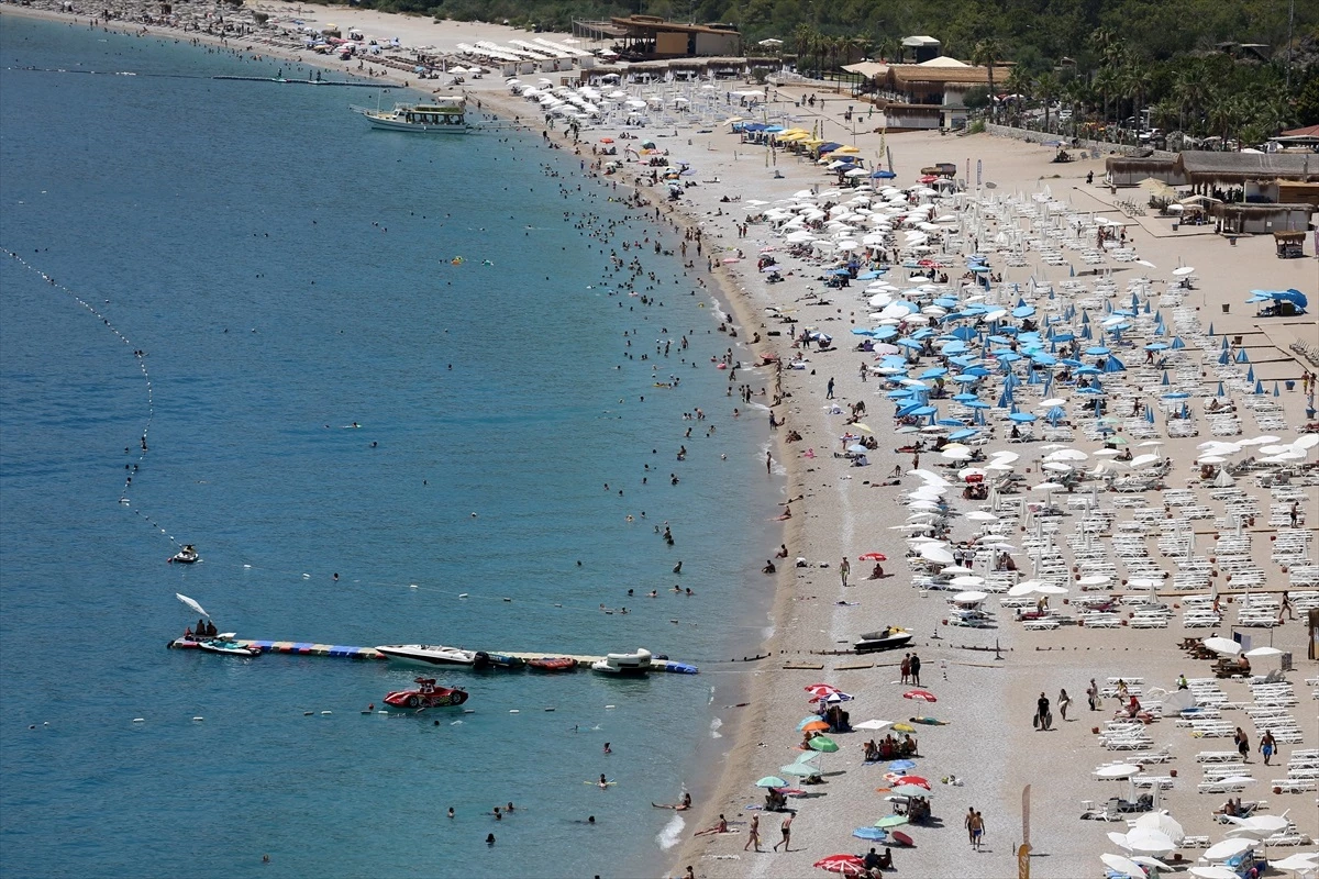 Muğla\'da Tatilciler Aşırı Sıcaklarda Denizde Serinlemeye Çalıştı