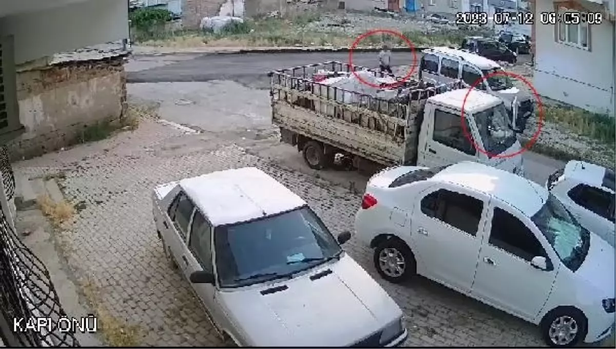 Elazığ'da Kamyonetten Hırsızlık Anı Güvenlik Kamerasına Yansıdı