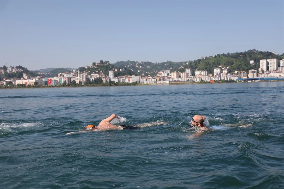 Rize\'de 16 Kişilik Grup 15 Temmuz Yüzme Etkinliği Gerçekleştirdi