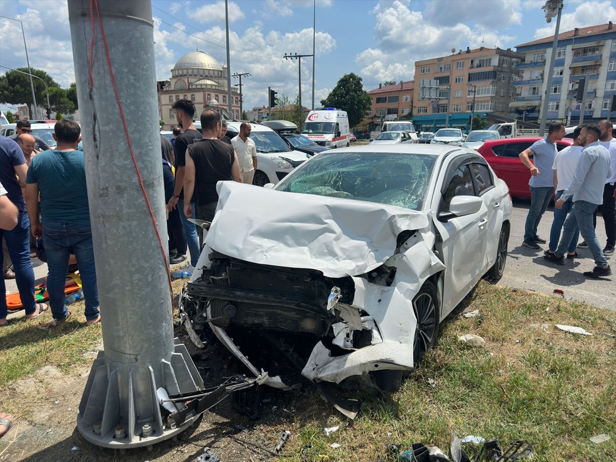Samsun\'da Kırmızı Işık İhlali Kazası: 7 Yaralı