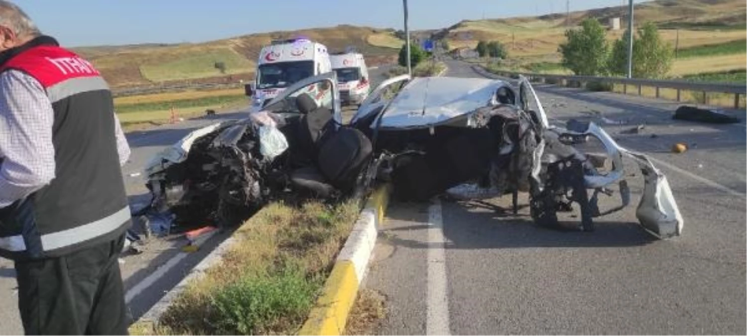 Sivas\'ta Otomobil Refüje Çıktı: 2 Ölü