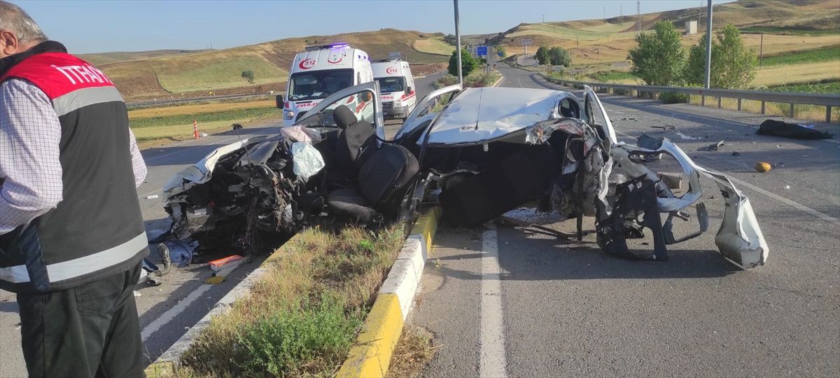 Sivas\'ta devrilen otomobildeki 2 kişi öldü