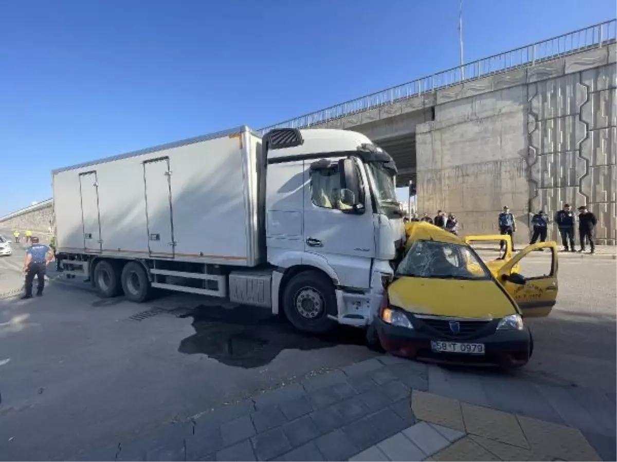 Sivas'ta Kavşakta Trafik Kazası: 4 Ölü, 1 Ağır Yaralı