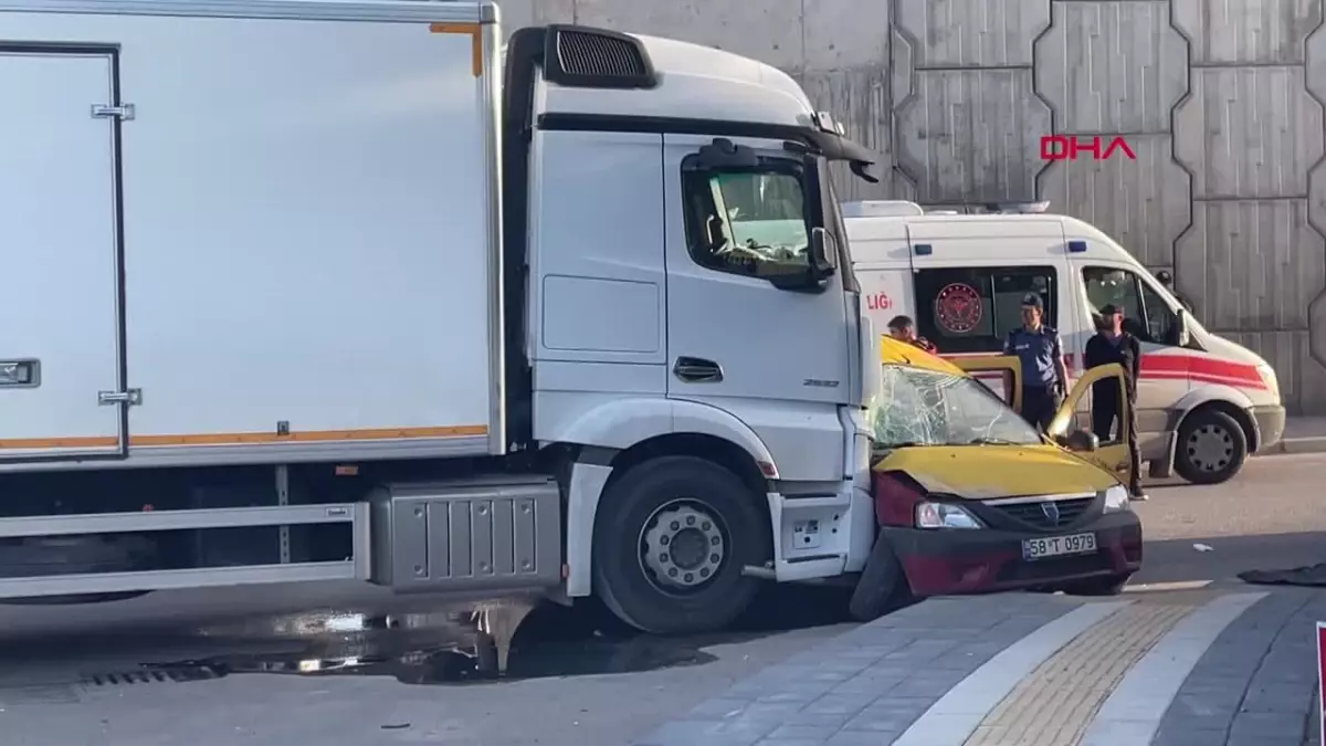 Sivas\'ta Kavşakta Trafik Kazası: 4 Ölü, 1 Ağır Yaralı