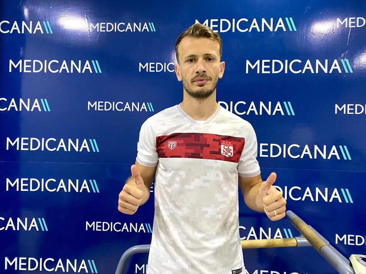 Demir Grup Sivasspor\'un yeni transferi Abdulkadir Parmak sağlık kontrolünden geçti