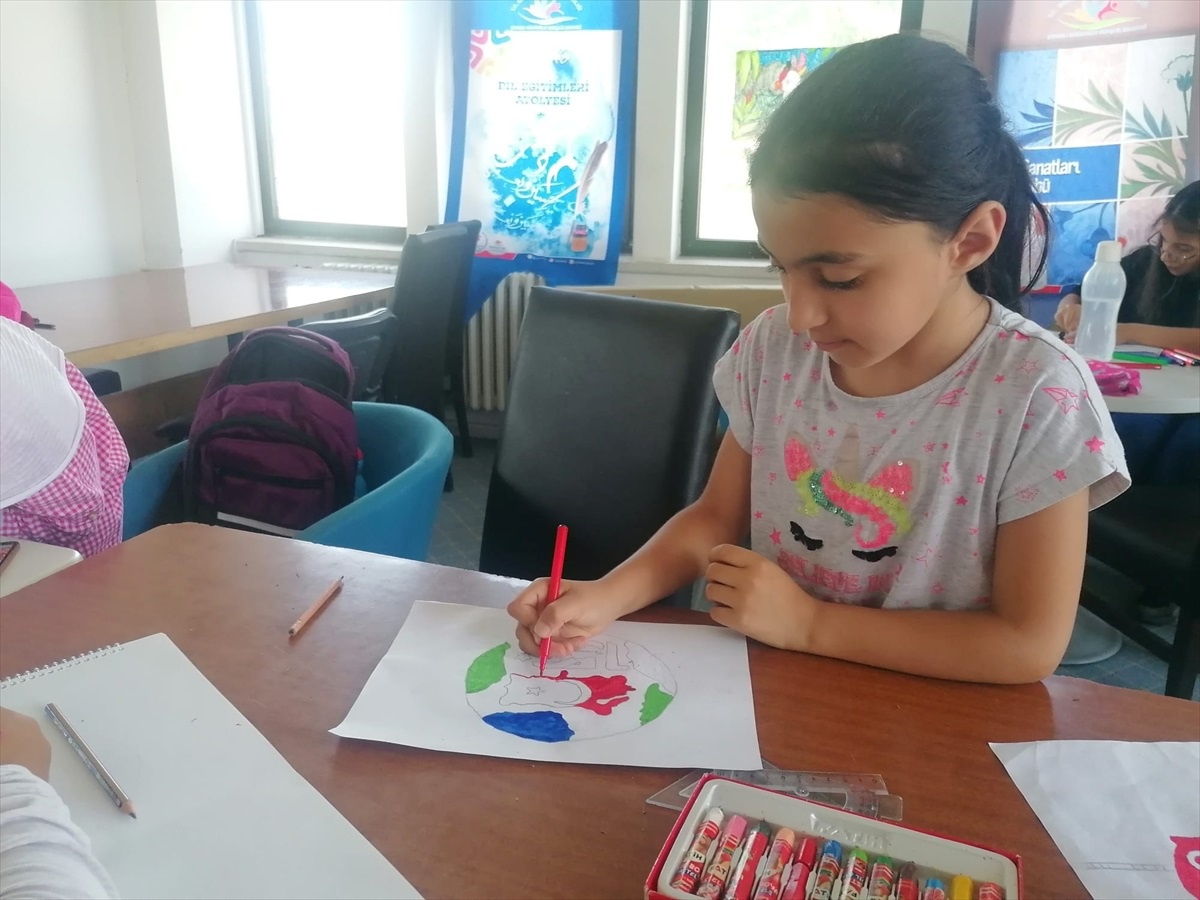 Sungurlu Gençlik Merkezi Öğrencileri 15 Temmuz\'u Resimlerle Anlattı