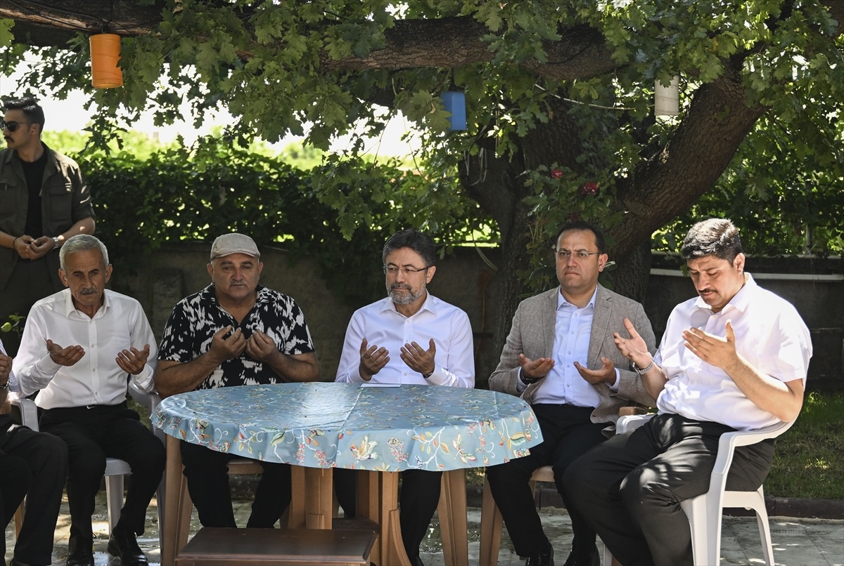 Tarım ve Orman Bakanı İbrahim Yumaklı, 15 Temmuz Demokrasi ve Milli Birlik Günü\'nde Bitik Mahallesi\'nde Şehitleri Anma Törenine Katıldı
