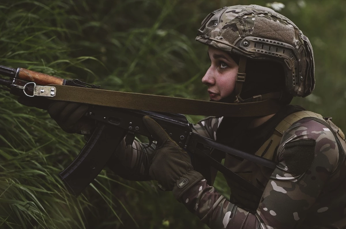 Ukrayna Ordusunda Kadınların Cephede Görev Alma Hazırlığı