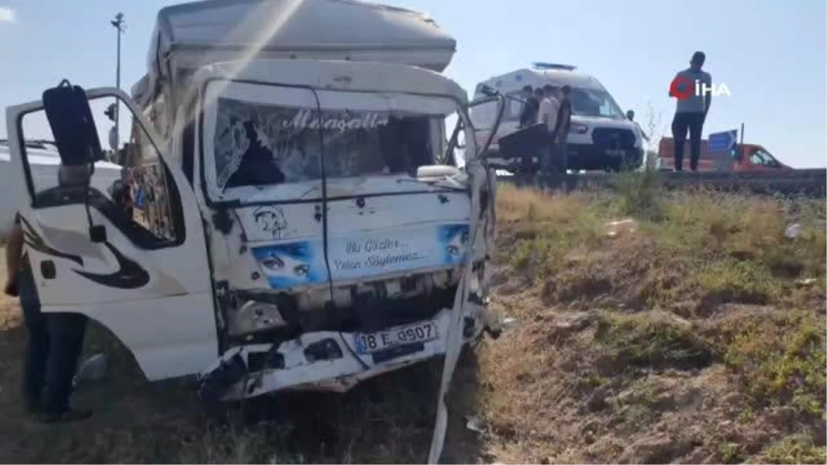 Yolcu minibüsü ile kamyon çarpıştı: 12 yaralı