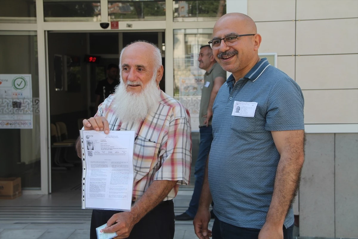 81 yaşındaki Yaşar Aktaş, ilahiyat fakültesi hedefiyle ikinci kez DGS\'ye katıldı