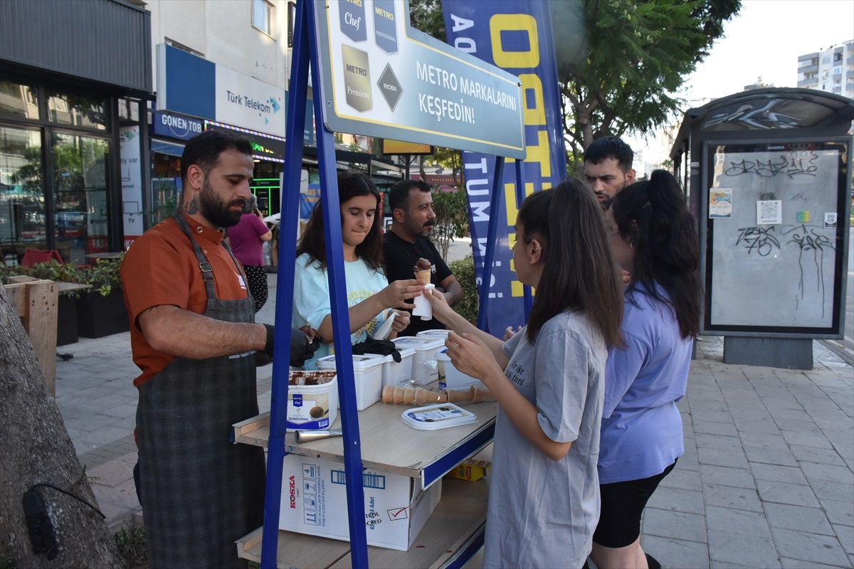 ADAPADER, Adana\'da Vatandaşlara Dondurma İkramında Bulundu