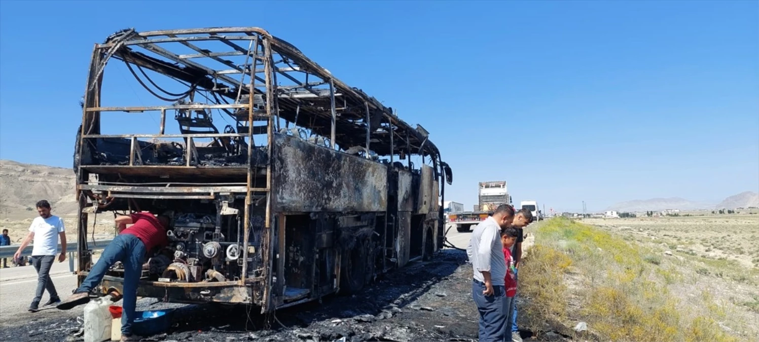 İran plakalı otobüs Doğubayazıt\'ta yandı