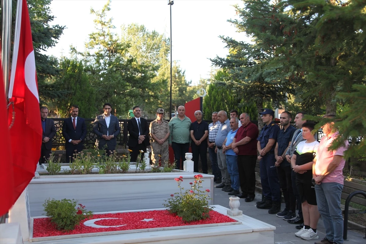 Ahlat\'ta 15 Temmuz Demokrasi ve Milli Birlik Günü etkinlikleri kapsamında şehitlik ziyareti gerçekleştirildi
