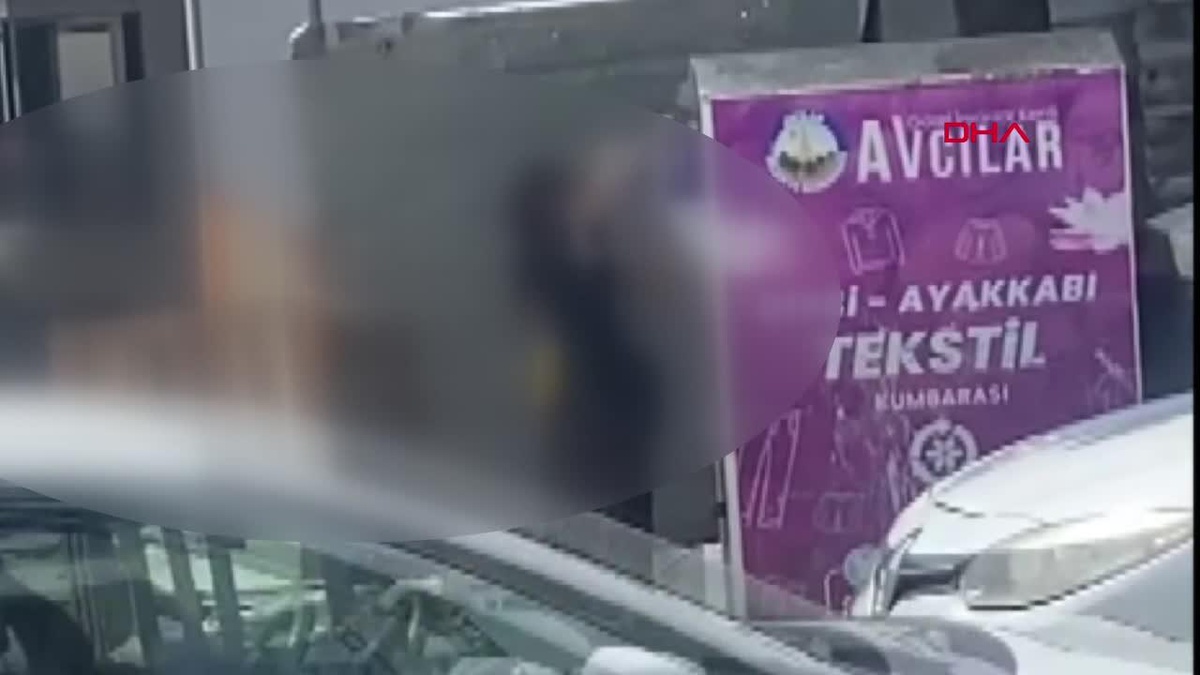 Avcılar\'da Giysi Kumbarasından Kıyafet Çalan Çocuklar Kameraya Yansıdı