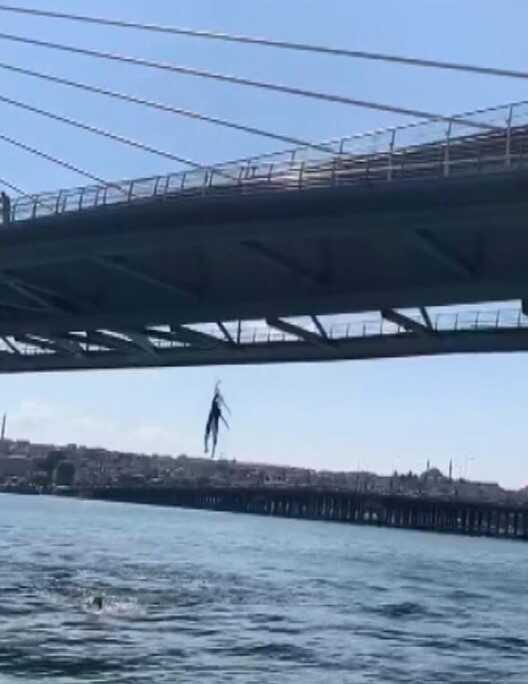 Beyoğlu'nda metro köprüsüne tırmanan gençler, metrelerce yükseklikten denize atladı! O anlar kamerada Beyoğlu'nda metro köprüsüne tırmanan gençler, metrelerce yükseklikten denize atladı! O anlar kamerada