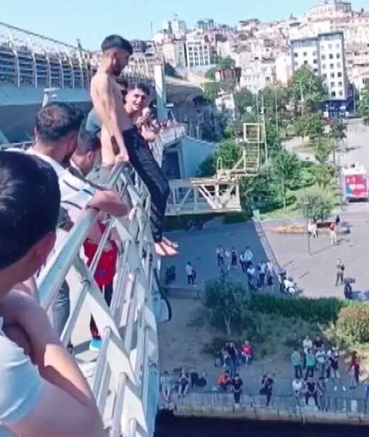 Beyoğlu'nda metro köprüsüne tırmanan gençler, metrelerce yükseklikten denize atladı! O anlar kamerada Beyoğlu'nda metro köprüsüne tırmanan gençler, metrelerce yükseklikten denize atladı! O anlar kamerada