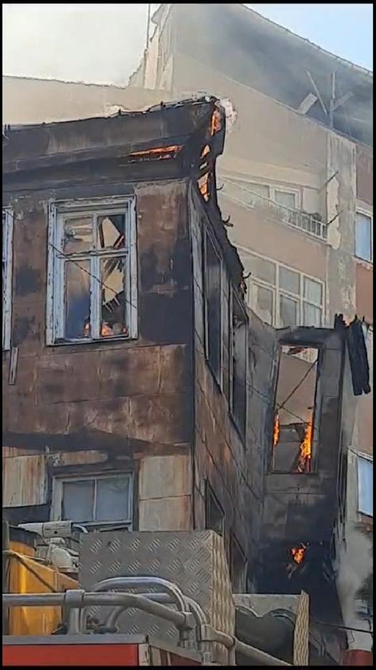 Beyoğlu\'nda Metruk Binada Yangın Çıktı