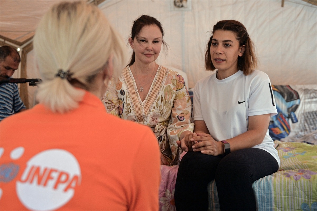 ABD\'li oyuncu Ashley Judd, depremzedeleri ziyaret etti