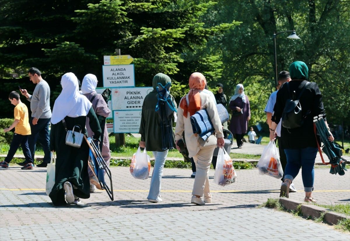 Bolu Gölcük Tabiat Parkı\'nda Sıcak Havadan Serinleme Keyfi