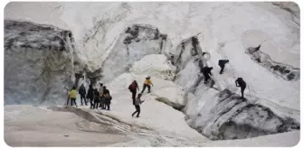 Hakkari'de buzul kırılması sonucu 4 kişi düştü, 2 kişi kurtarıldı