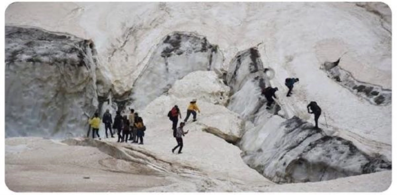 Hakkari\'de buzul kırılması sonucu 4 kişi düştü, 2 kişi kurtarıldı