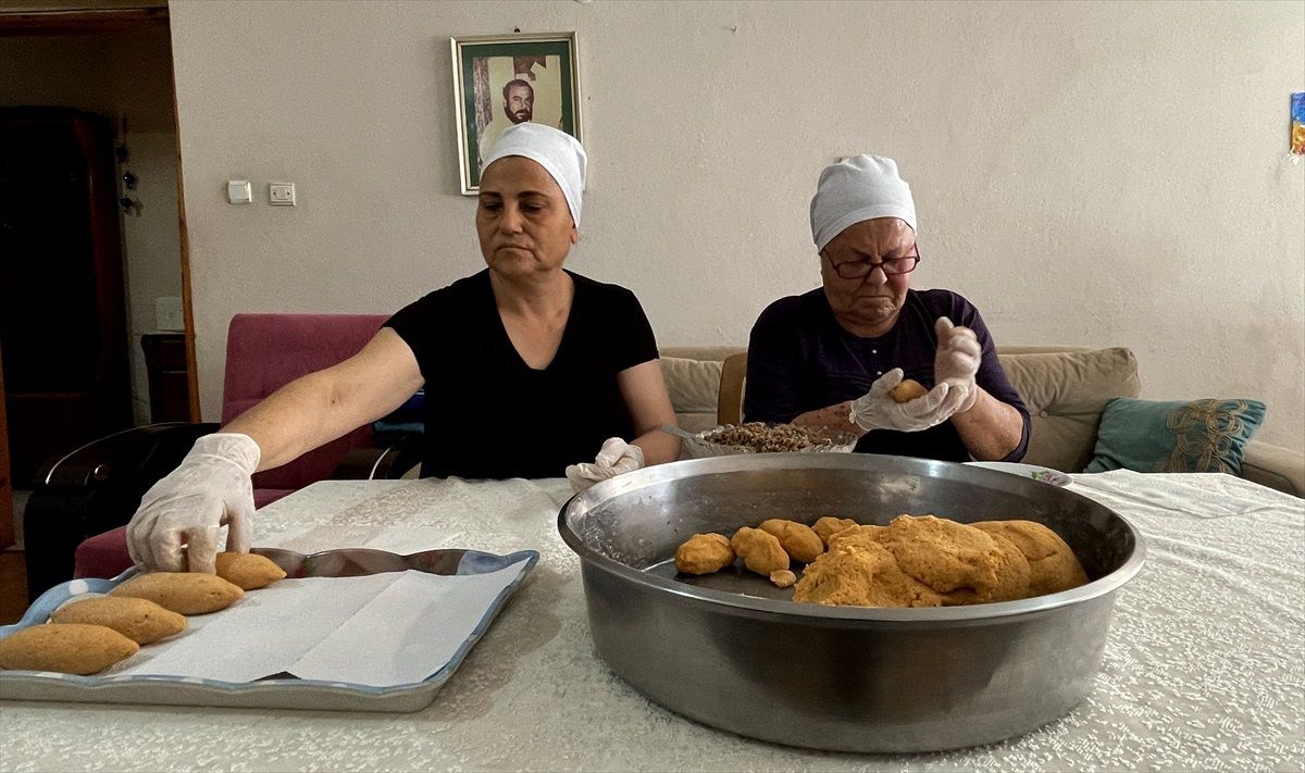 Depremzede ailesi Hatay yemekleriyle geçimini sağlıyor