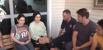 Depremzede anne ve kızı itfaiye ekiplerini ziyaret etti