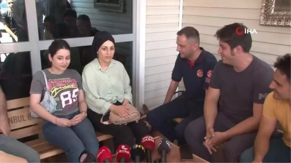 Depremzede anne ve kızı itfaiye ekiplerini ziyaret etti