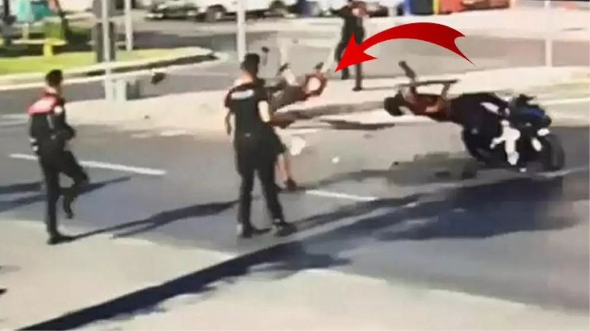 İstanbul\'da Dur İhtarına Uymayan Motosikletli Polis Memurunu Şehit Etti