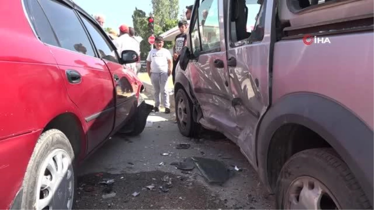 Erciş\'te otomobille kamyonet çarpıştı: 3 yaralı