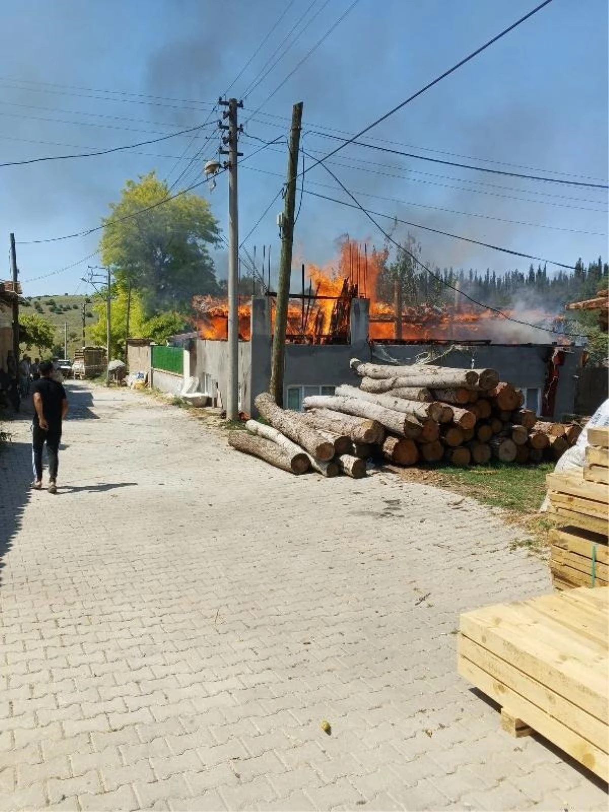 Bursa\'da tek katlı evde çıkan yangında çift, komşularının yardımıyla kurtuldu
