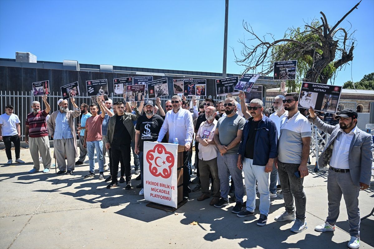 İBB Sergisi Protesto Edildi