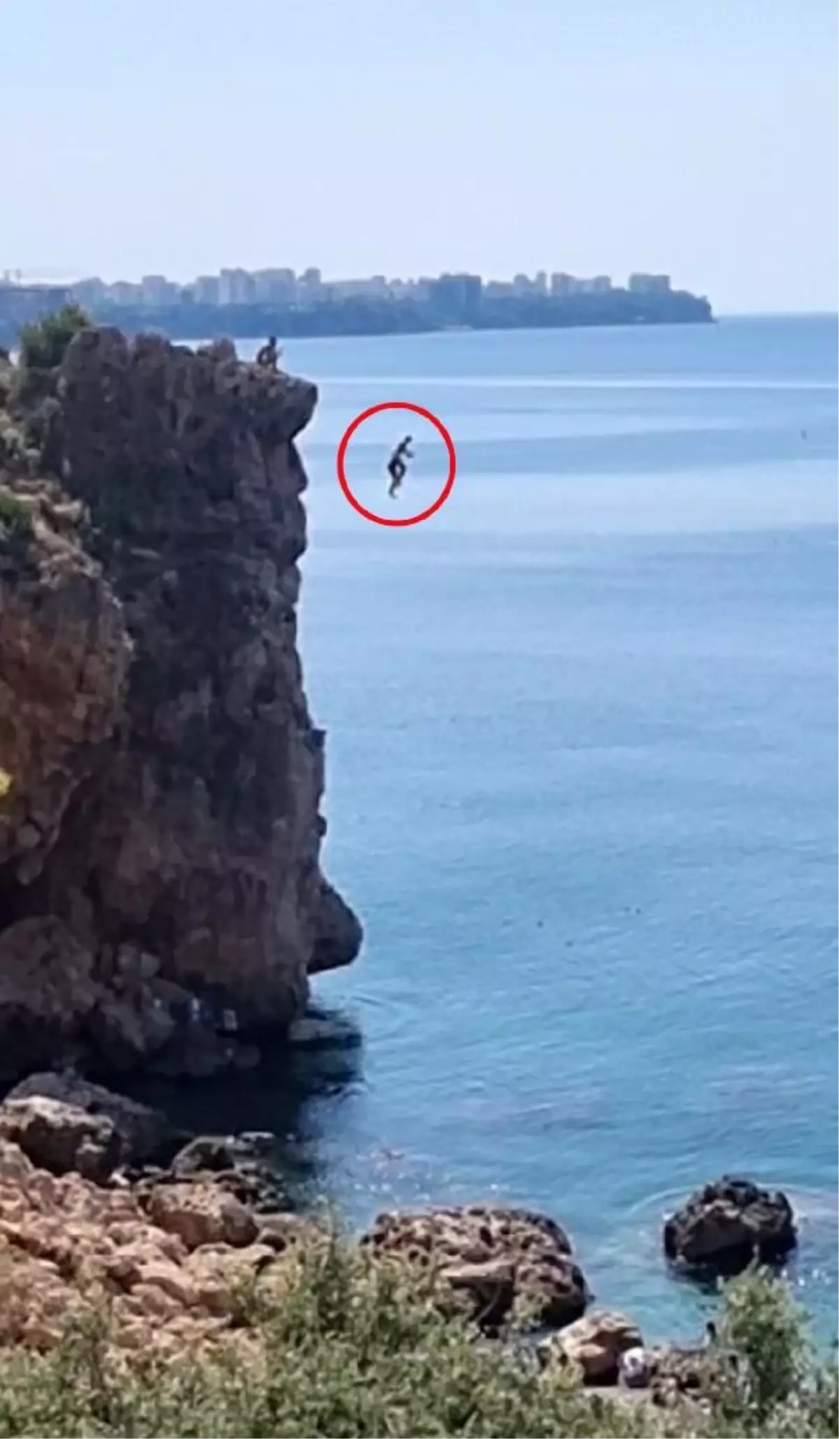 Antalya'da 2 Genç Tehlikeli Atlayış Yaptı