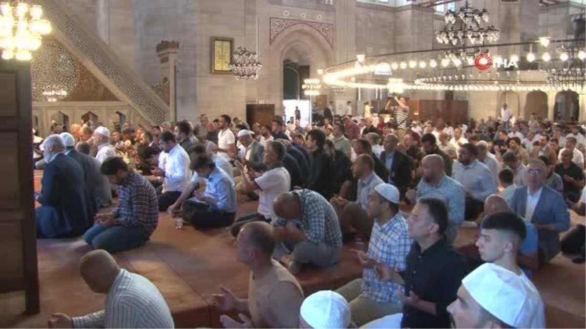 Fatih\'teki Şehzadebaşı Camisi\'nde 15 Temmuz Şehitleri anıldı