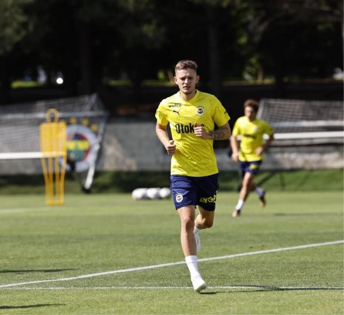 Fenerbahçe\'nin yeni transferi Sebastian Szymanski ilk antrenmana çıktı