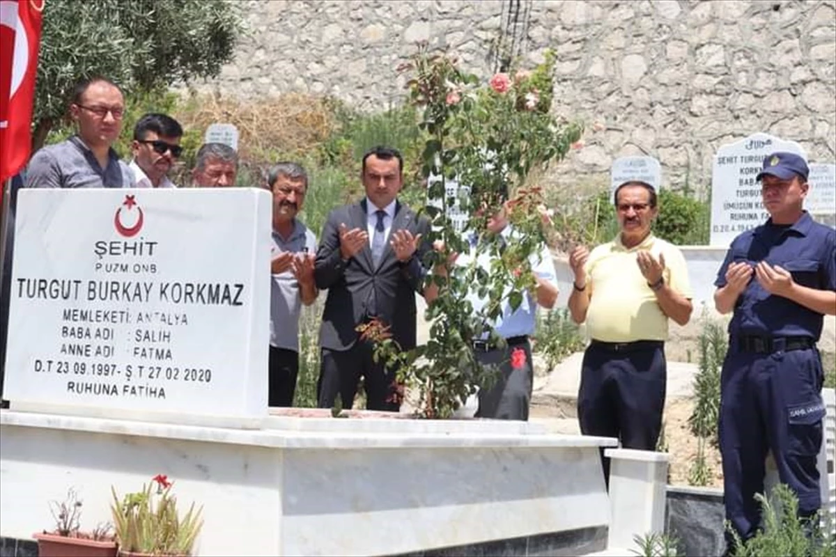 Finike Kaymakamı Şehit Mezarlarını Ziyaret Etti